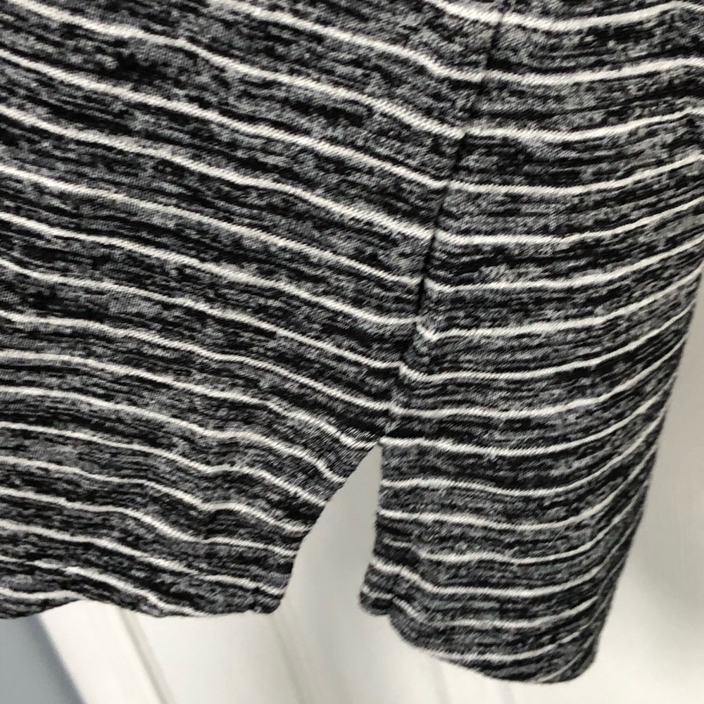 Athleta Charcoal Stripe Scoop V-Neck Short Sleeve Breezy Tee Top Size Large - Picture 9 of 15